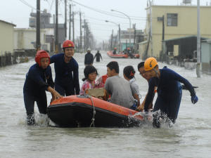 Des habitants sont évacués dans le sud-est de Taiwan, le 9 août, après le passage du typhon Morakot.