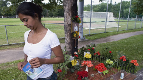 Wendy Villanueva est all�e se recueillir � l'endroit o� son fr�re Fredy est mort l'�t� dernier.