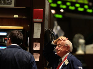 Un courtier pensif à la Bourse de New York