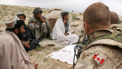 Des soldats canadiens discutent avec des Afghans à Kandahar (archives).