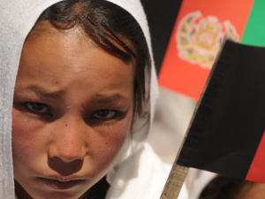 Une jeune Hazara tient un drapeau afghan lors d'un rassemblement politique en faveur de Hamid Karzaï.