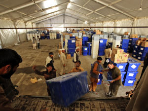 Des travailleurs de la Commission indépendante des élections, à Kaboul, chargent un camion de bulletins de vote qui seront distribués dans les bureaux électoraux.