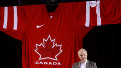 John Furlong, de COVAN, devant le chandail de Hockey Canada