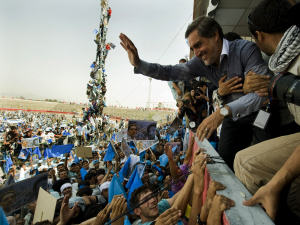 Abdullah Abdullah a attiré des milliers de personnes au stade de Kaboul lundi.