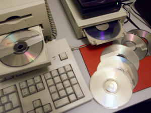 Un ordinateur et des disques