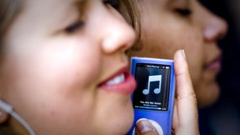 Une adolescente �coute de la musique