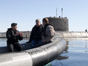 Walter Natynczyk, Stephen Harper et Peter MacKay se dirigent vers le sous-marin NCSM Cornerbrook