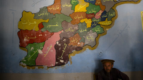 Un employ� �lectoral devant une carte de l'Afghanistan, � Mazar-e-Sharif.