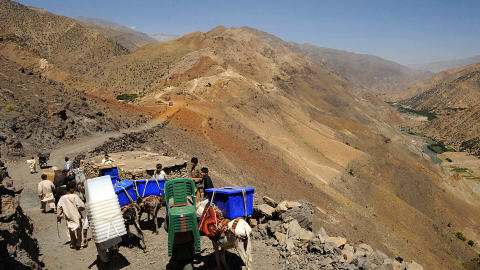transport de matériel électoral dans les montagnes de la vallée de Panjshir