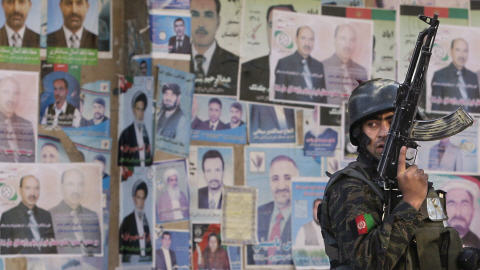Un soldat afghan devant un mur couvert d'affiches �lectorales � Kaboul.