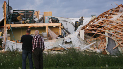 Une tornade a frapp� la r�gion d'Owen Sound, au nord-ouest de Toronto. Sur la photo, sc�ne de d�solation � Durham.