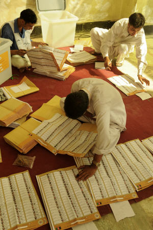Des travailleurs d'élection afghans comptent les votes à Kaboul.
