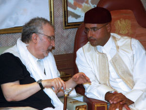 Abdelbasset Al-Megrahi en compagnie de Seif Al-Islam, un des fils du dirigeant libyen Mouammar Kadhafi