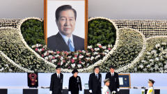 Séoul: Le président sud-coréen, Lee Myung-bak, et son épouse, Kim Yoon-ok, expriment un dernier hommage à la mémoire de l'ex-président Kim Dae-jung.