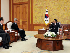 Séoul: Le président de la Corée du Sud, Lee Myung-Bak, rencontre le chef de la délégation nord-coréenne, Kim Ki-nam, le 23 août 2009, à la Maison-Bleue.