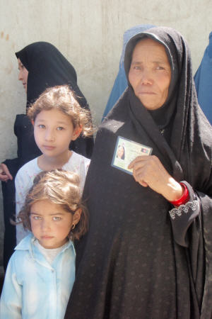 Des Afghanes se rendent aux urnes.