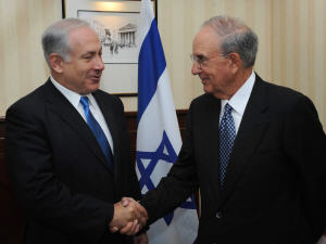 Le premier ministre israélien Benjamin Netanyahou et l'émissaire américain au Proche-Orient George Mitchell après leur rencontre de quatre heures à Londres
