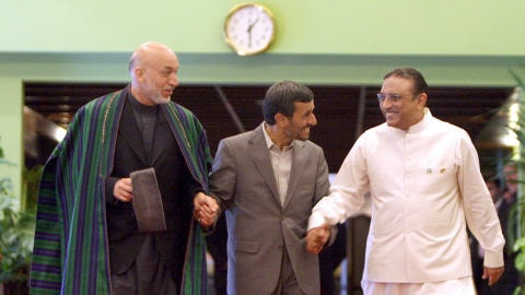 Hamid Karza�, Mahmoud Ahmadinejad et Asi Ali Zardari (de gauche � droite) lors d'un sommet � T�h�ran en mai dernier