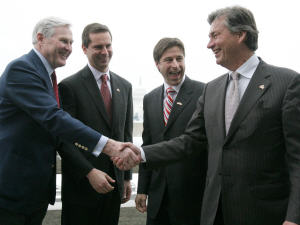 Michael Wilson (à gauche) serre la main à Gary Doer à l'ambassade canadienne en septembre 2007, sous le regard des premiers ministres ontariens Dalton McGuinty et néo-brunswickois Shawn Graham.