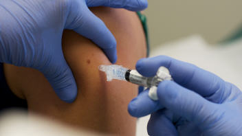 Une femme se fait vacciner lors des tests sur le vaccin contre la grippe A (H1N1)