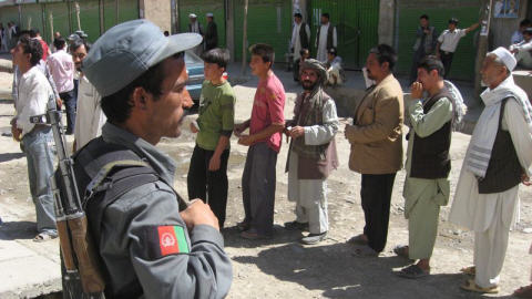 Un policier afghan en surveillance � Kaboul
