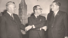 Le 11 novembre 1962, Jean Lesage et Daniel Johnson (père) s'affrontent pendant près de deux heures dans le premier face-à-face télévisé au Canada.