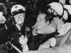Pierre Bourgault, chef du Rassemblement pour l'indépendance nationale, est arrêté lors des émeutes de la Saint-Jean-Baptiste, en 1968.