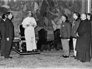 Le pape Paul VI s'adresse à l'équipe de hockey olympique du Canada en 1964.