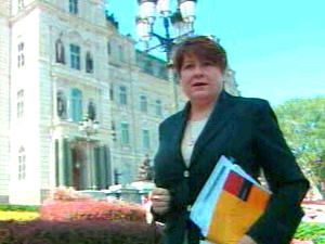 La présidente du Conseil du statut de la femme, Christiane Pelchat, devant le Parlement de Québec, mercredi