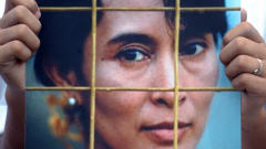 Le portrait d'Aung San Suu Kyi port� par un manifestant � Bangkok