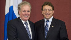 Le premier ministre Jean Charest serre la main de son d�put� Jean D'amour, lors de son assermentation � l'Assembl�e nationale, le 12 ao�t.