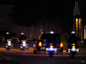 Le convoi transportant la dépouille de Michael Jackson au cimetière Forest Lawn, à Glendale, en Californie.