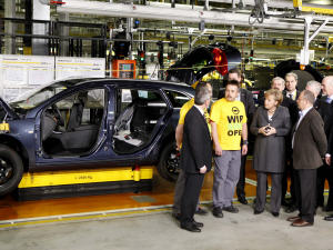 La chancelière allemande Angela Merkel visite une usine d'Opel.
