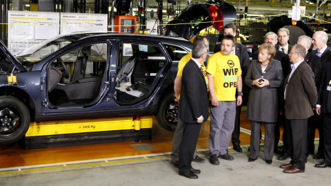 La chanceli�re allemande Angela Merkel visite une usine d'Opel.