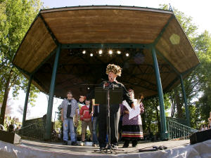 Le Grand Chef de la nation Huron-Wendat, Konrad Sioui lit un texte de la nation huronne le 12 septembre 2009