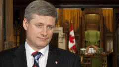 Stephen Harper lors d'une conf�rence de presse donn�e devant la Chambre des communes.