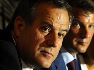 Le co-président de Magna, Siegfried Wolf (en avant), et le PDG de Sberbank, Herman Gref