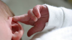 Un b�b� se met le doigt dans l'oreille