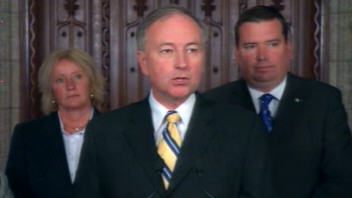 Les ministres Rob Nicholson (au centre) et Christian Paradis (� droite)