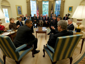 Barack Obama et Stephen Harper, entourés de leurs équipes respectives