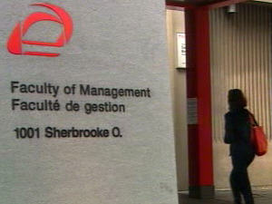 Une étudiante entre à la faculté de gestion de l'Université McGill