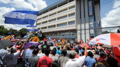 Des partisans de Manuel Zelaya c�l�brent son retour devant les bureaux de l'ONU � Tegucigalpa au Honduras