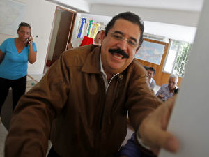 Manuel Zelaya ferme la porte du local où il se trouve à l'ambassade du Brésil à Tegucigalpa