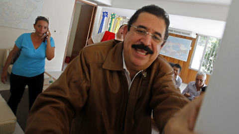 Manuel Zelaya ferme la porte du local o� il se trouve � l'ambassade du Br�sil � Tegucigalpa