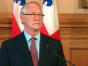 Le maire de Montr�al, G�rald Tremblay, annulant le contrat des compteurs d'eau