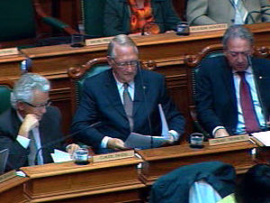 Gérald Tremblay et d'autres élus consultent le rapport du vérificateur général sur les compteurs d'eau.