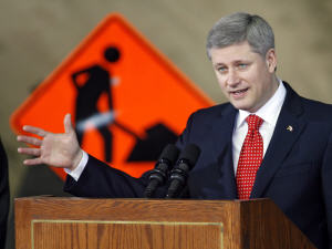 Stephen Harper faisant une annonce à Calgary relativement au programme d'infrastructures, en mai 2009.