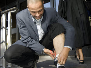 Adil Charkaoui coupe le bracelet électronique qu'il portait en vertu d'un certificat de sécurité
