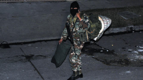 Un soldat pr�s de l'Ambassade du Br�sil � Tegucigalpa o� se trouve le pr�sident d�chu