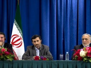 Le président iranien Mahmoud Ahmadinejad (au centre) lors d'une conférence de presse le 25 septembre, à New York.